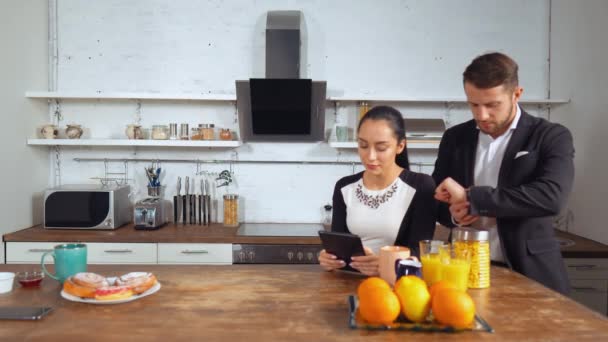 Schönes Paar, das morgens Zeit miteinander verbringt — Stockvideo