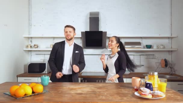 Hombre y mujer bailando y disfrutando de un nuevo día — Vídeos de Stock