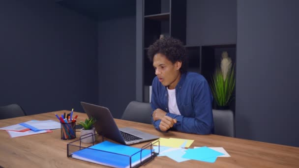 Орієнтований молодий технік хлопець працює в офісі — стокове відео