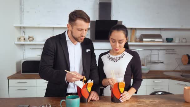 Ejecutivos interactuando mientras almorzan — Vídeos de Stock