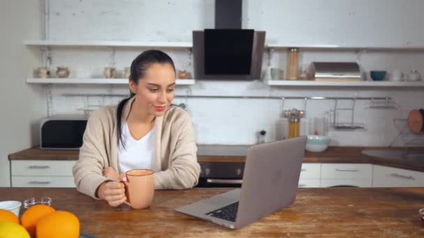 Caucasian delighted woman watch interesting TV series — Stock Video