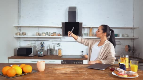 Mulher tira foto selfie em sua cozinha — Vídeo de Stock
