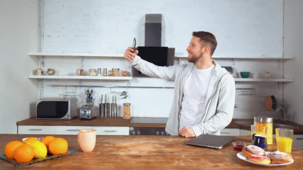 El hombre toma foto selfie en su cocina — Vídeos de Stock