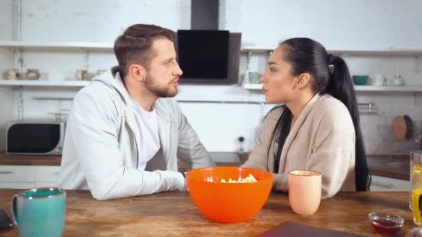 Hombre y mujer discuten noticias frescas mientras comen palomitas de maíz — Vídeo de stock