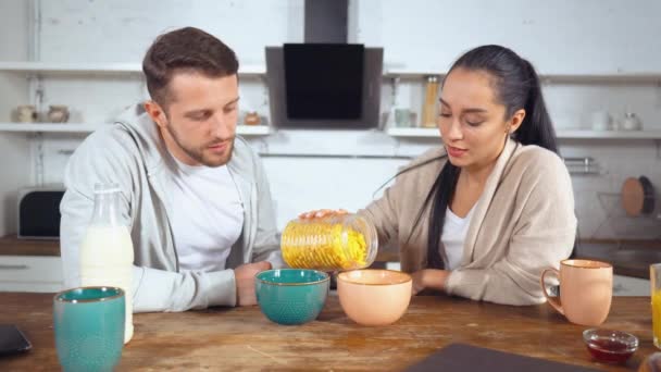 Hombre y mujer preparan el desayuno — Vídeos de Stock