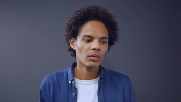 Young Curly Afro-american Acting for Camera in Studio — Stock video