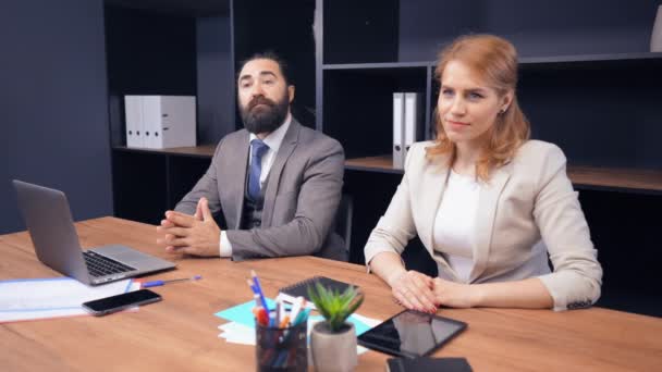 Compañeros de negocios trabajando juntos en la oficina creativa — Vídeo de stock