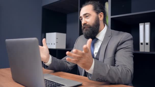 Hombre de negocios sentado en la oficina — Vídeos de Stock