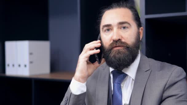 Bel homme en costume d'affaires sur le lieu de travail — Video