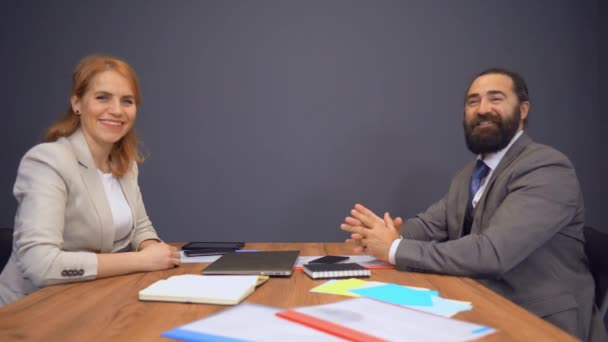 Geschäftsleute sitzen im Büro — Stockvideo