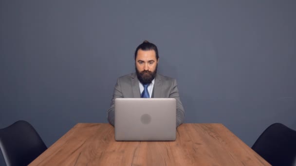 Bearded Businessman is Working On Laptop Sitting at Office Desk — Stock Video