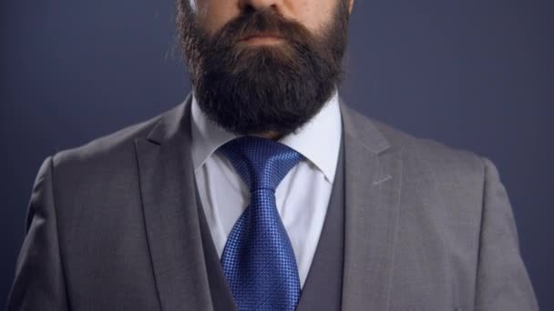 Homem de negócios barbudo maduro em terno cinza — Vídeo de Stock