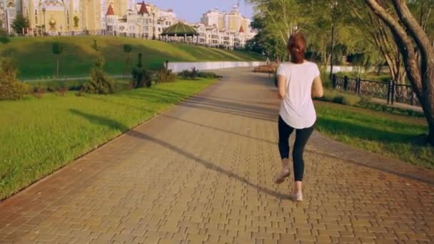 Jeune femme jogging le matin — Video