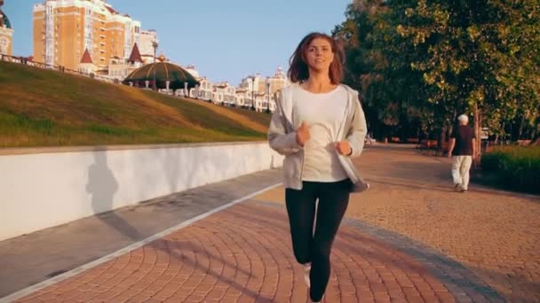 Junge Frau joggt morgens — Stockvideo