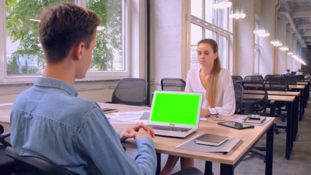 Samenwerken aan project in Office — Stockvideo