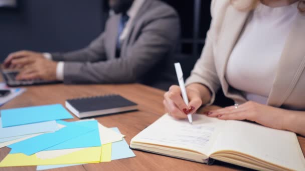 Geschäftsleute, die im Büro arbeiten — Stockvideo