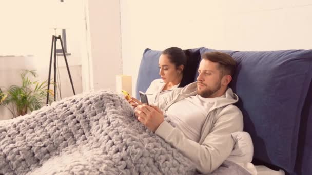Молода пара спілкується онлайн — стокове відео