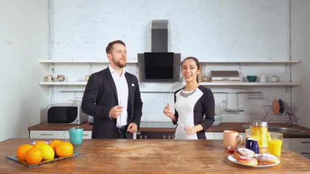 Joven esposo feliz y esposa bailando en la cocina en casa — Vídeos de Stock