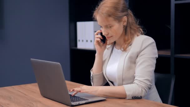 Empresaria trabajando en una oficina moderna — Vídeos de Stock