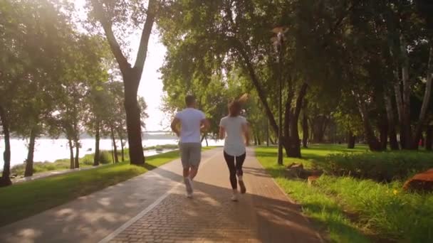 Jovem casal desportivo correndo de manhã — Vídeo de Stock