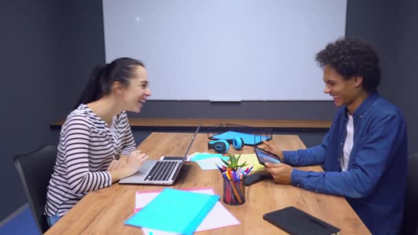 Två kollegor arbetar tillsammans i moderna kontor — Stockvideo