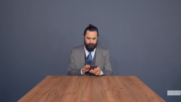 Obchodní muž sedí v kanceláři — Stock video