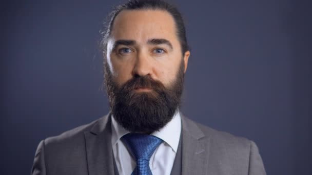 Érett beardy üzletember szürke öltönyt — Stock videók