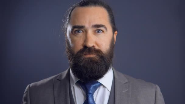 Bearded man bär i Studio. Isolerad Studio porträtt. — Stockvideo