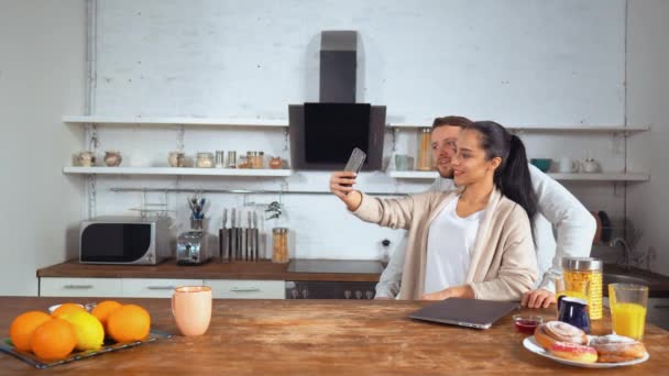 Para biznesowa zrobienie selfie — Wideo stockowe