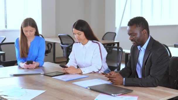 Multi culturele groep van werknemers bespreken plan — Stockvideo