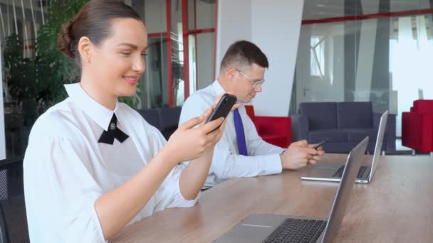 Beamte haben Pause, um mit ihren Smartphones zu surfen — Stockvideo