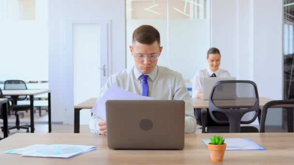 Un employé de bureau frustré discute au téléphone — Video