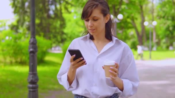 Молодая красивая деловая женщина в зеленом парке — стоковое видео
