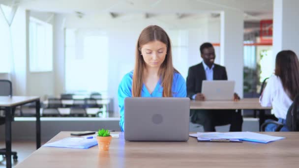 Junge Frau im Büro — Stockvideo