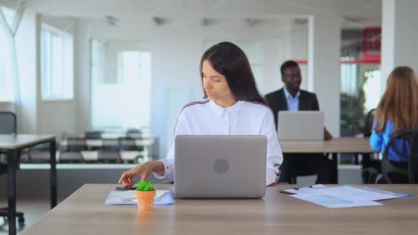Trabajador de oficina se distrae del trabajo por teléfono — Vídeos de Stock