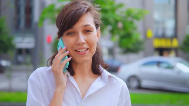 Joven hermosa mujer en la calle de la ciudad — Vídeos de Stock