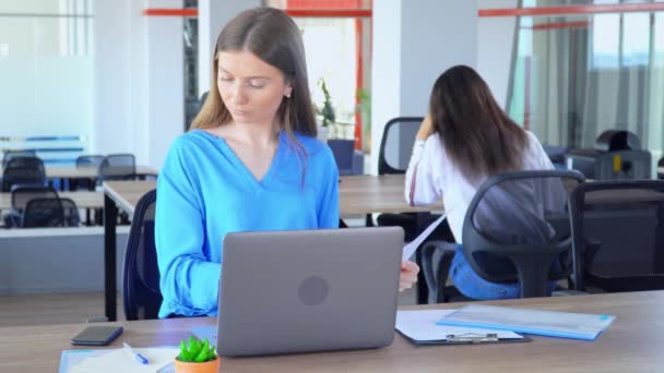 Young female in the office — Stock Video