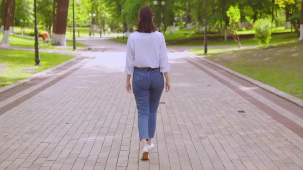 Young beautiful business female in green park — Stock Video