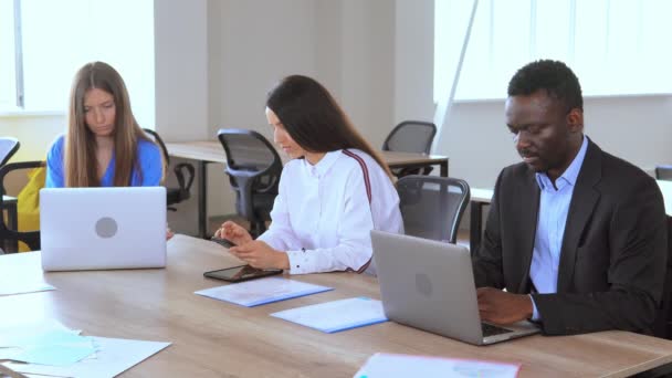 Tres compañeros de trabajo están discutiendo su negocio — Vídeos de Stock