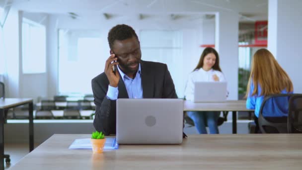 Афро-американський працівник, що працює в офісі — стокове відео