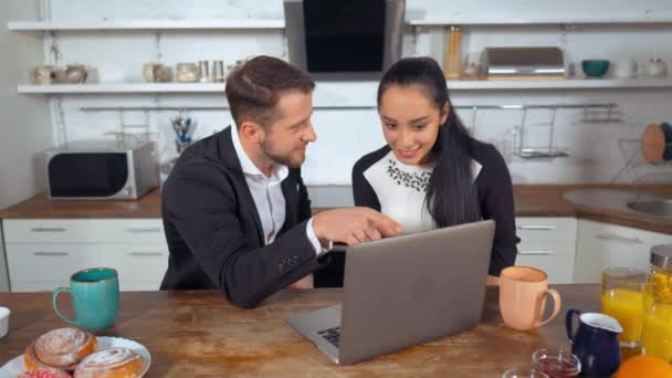 Aranyos beszélgetés párok között a konyhában — Stock videók