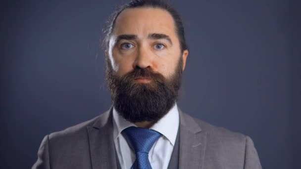 Уверенный в себе бородатый мужчина средних лет в деловом костюме — стоковое видео