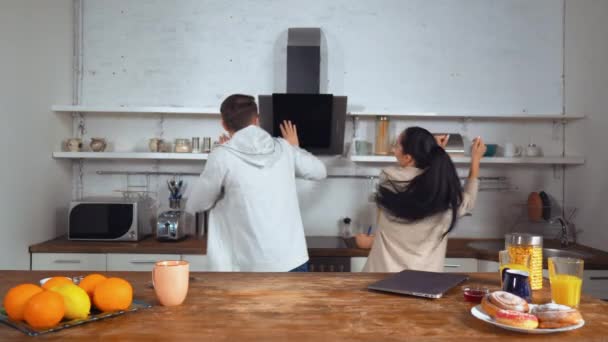 Casal jovem dançando juntos na cozinha — Vídeo de Stock