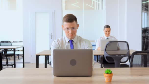 O homem está feliz em fazer o seu trabalho no escritório — Vídeo de Stock