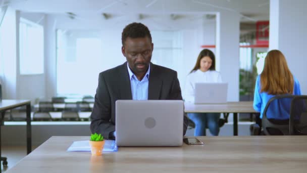 Афроамериканець людина працює в офісі — стокове відео