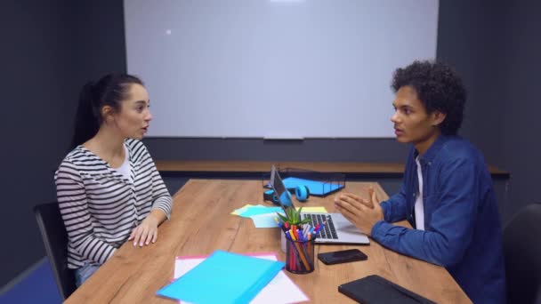 Hombre entrevistando a joven dama en oficina — Vídeos de Stock