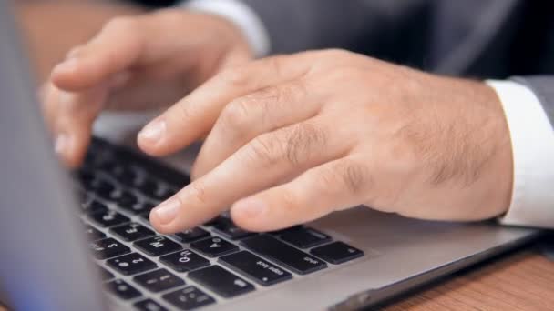 Manos masculinas escribiendo en el teclado del ordenador portátil — Vídeos de Stock