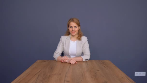 Forgalmas stílusos szőke nő Leader ül az asztalnál — Stock videók
