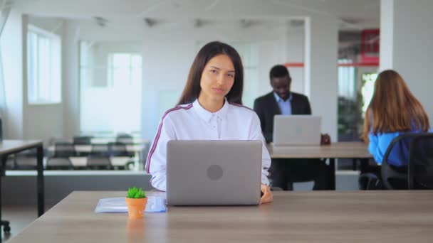 Ein junger Manager zeigt Zeichen wie — Stockvideo