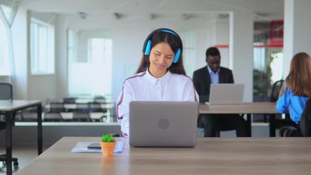 Senhora ouvindo música enquanto trabalhava no escritório — Vídeo de Stock
